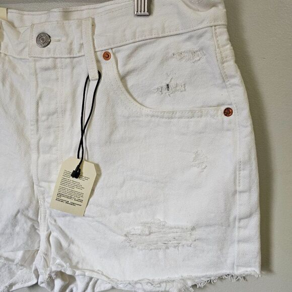 NWT LEVI'S PREMUIM WHITE RAW HEM DESTROYED SHORTS SIZE 31 WOMENS - Picture 2 of 13